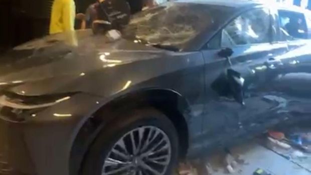 Array,Mobil Lexus Ahmad Sahroni Dirusak Warga, Segini Harganya