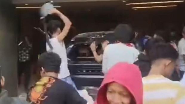 Array,Begini Kondisi Mobil Lexus di Rumah Ahmad Sahroni yang Dirusak Warga