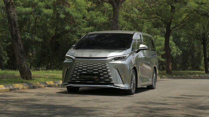 Lexus Kuasai Pasar Mobil Hybrid Mewah di RI, Segini Penjualannya