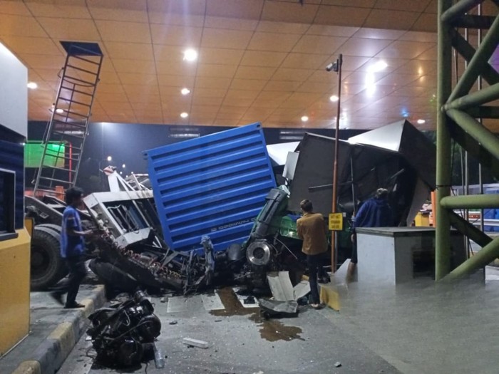 Array,Kejadian Lagi, Gerbang Tol Ciawi Ringsek Ditabrak Truk Diduga Rem Blong
