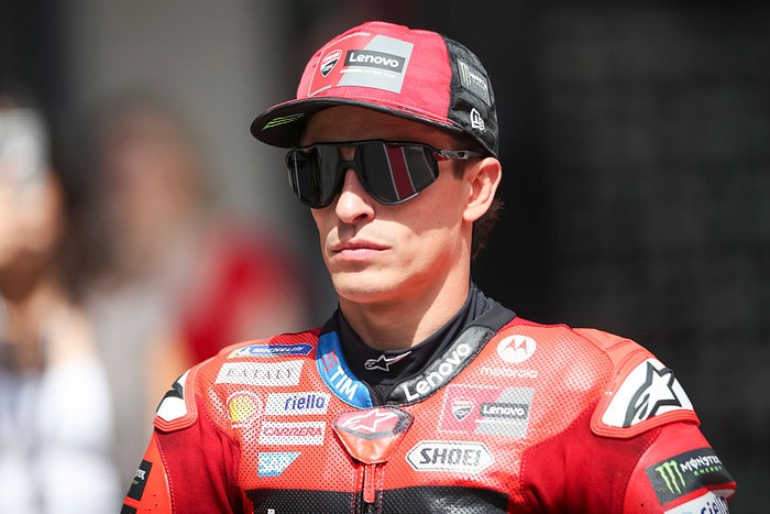 Array,Sorak Sorai Penonton saat Marquez Jatuh di Kandang Rossi
