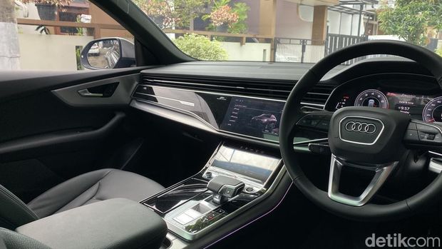 Array,Tes Lengkap Audi Q8: Mobil Keluarga Rasa Lamborghini!