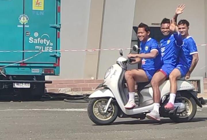 Array,Momen Kocak Eliano Reijnders Naik Motor Bonceng Tiga di Bandung