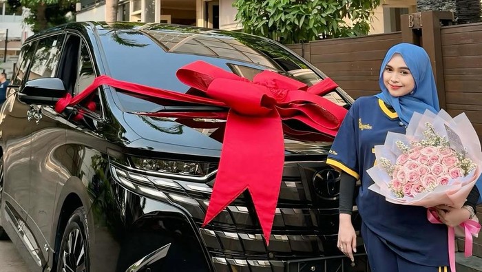 Array,Intip Spek Mobil Kerja Baru Ria Ricis yang Harganya Rp 1,7 Miliar