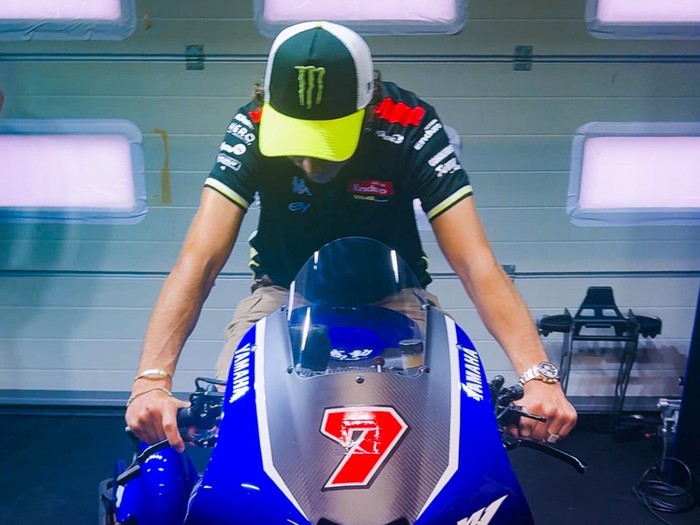 Array,Momen Valentino Rossi Lihat Langsung Motor MotoGP Yamaha Bermesin V4