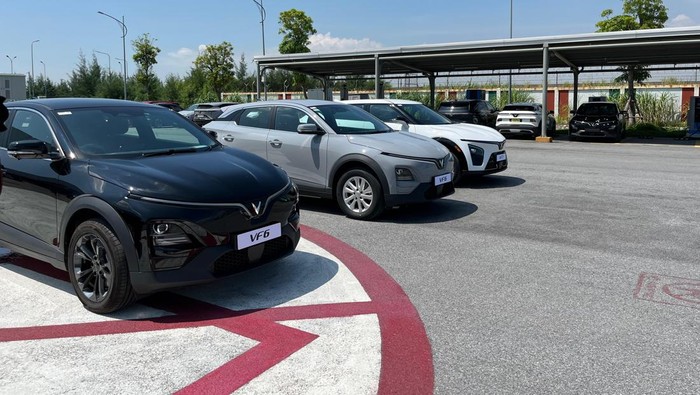 Array,Sukses Bikin Mobil Listrik, VinFast Gak Tertarik Bikin Mobil Hybrid Nih?