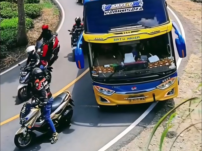 Array,Komunitas Motor tapi Tak Tahu Etika: Adang Bus di Tikungan, Turunan, Marka Garis Solid