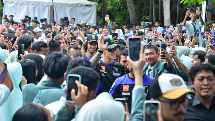 Array,Quartararo Nongkrong Bareng Anak SMA: Ingat Zaman Sekolah Dulu