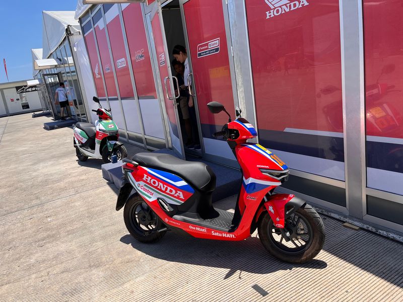 Array,Luca Marini-Johann Zarco Wara-wiri Pakai Honda CUV e: di Paddock Sirkuit Mandalika