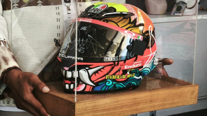 Array,Helm Bertanda Tangan Valentino Rossi Dilelang, Laku Rp 15 Juta
