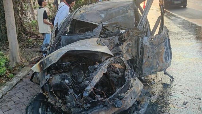 Array,Pelajaran dari Kecelakaan Honda Jazz Tabrak Pohon dan Terbakar di Surabaya