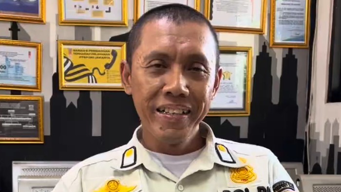 Array,Anggota Satpol PP Tegur Pemotor Lawan Arah-Naik Trotoar, Bahasanya Jadi Sorotan