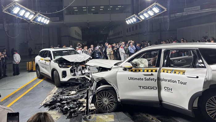 Array,Crash Test Paling Terniat, 2 Mobil Chery Tiggo 9 Beradu Kepala!