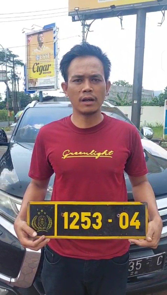 Array,Viral Pajero Pakai Pelat Polisi Palsu dan Strobo: Sanksinya Harus Berat!
