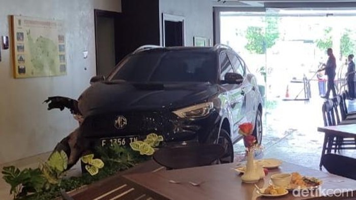 Array,Kesaksian Warga Lihat Mobil Listrik 'Terbang' Masuk ke Hotel
