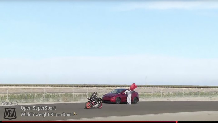 Bikin Kacau! Pemobil Tesla Nyasar Lawan Arah di Trek Balapan Motor