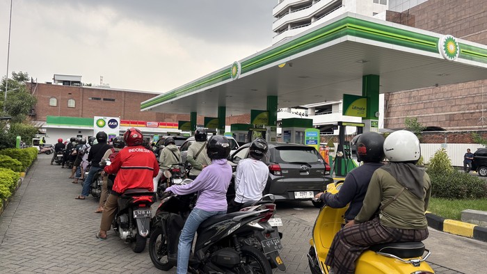 Warga Rela Antre Panjang di SPBU Swasta, Ketimbang Isi Pertalite Was-was Brebet