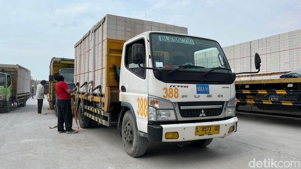 Pabrik Bata Ringan Terbesar di Jatim Pakai 180 Truk Fuso untuk Logistik