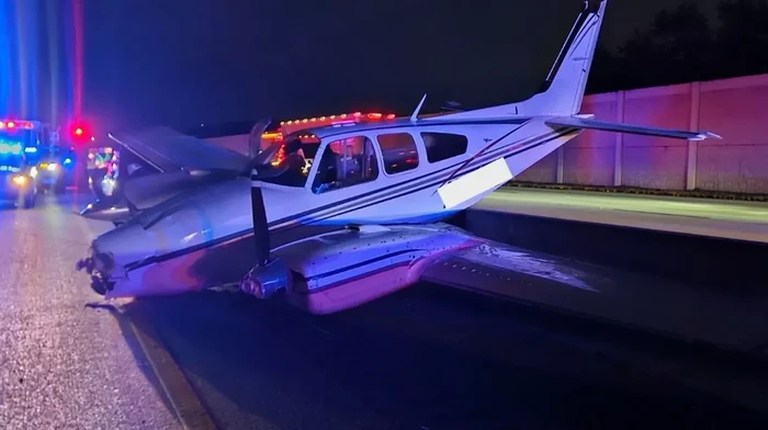 Bikin Kaget! Pesawat Mendarat Darurat Timpa Mobil Camry