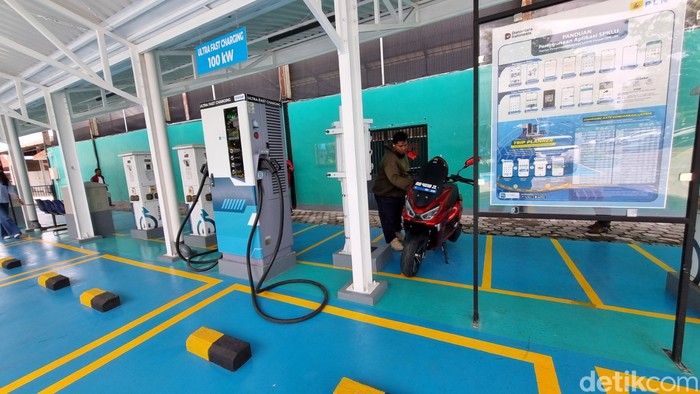 Rebut-rebutan Ngecas Mobil Listrik