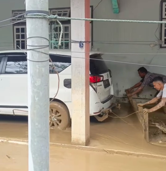 Momen Kijang Innova Reborn Dipakai Buat Bersih-bersih Lumpur
