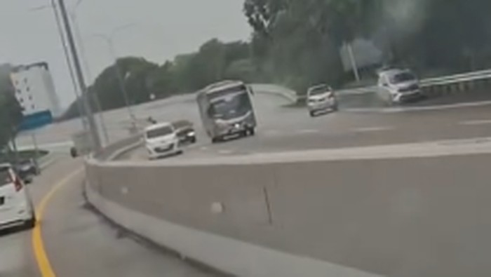 Geger Avanza Lawan Arah di Tol, Pakai Bahu Jalan Nyaris Hantam Mobil Lain!