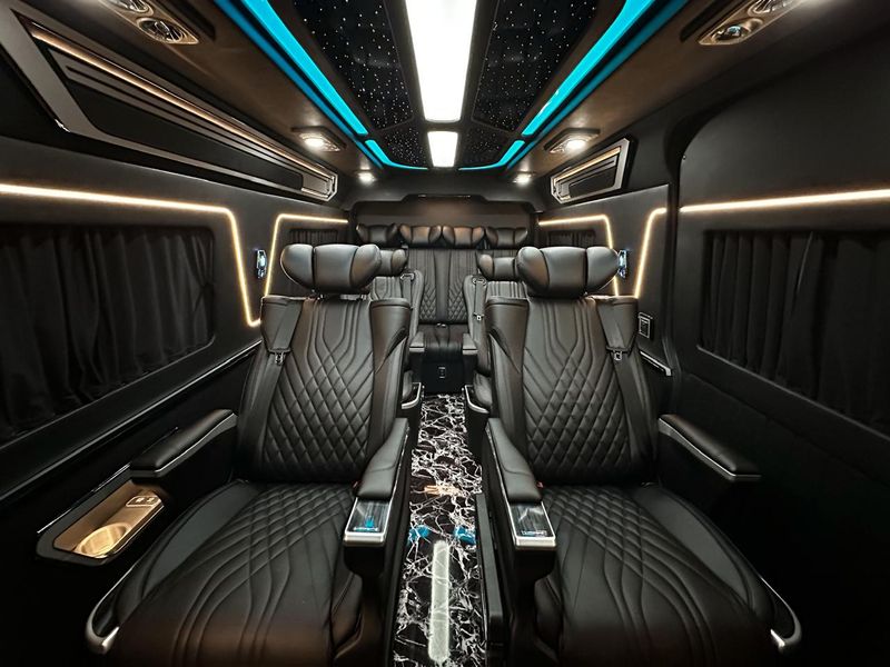 Naik Kelas, Interior Toyota Hiace Disulap Jadi Mewah: Cuma Muat 8 Orang