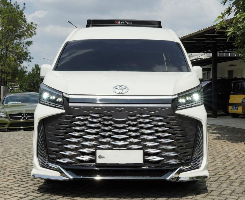 Naik Kelas, Interior Toyota Hiace Disulap Jadi Mewah: Cuma Muat 8 Orang