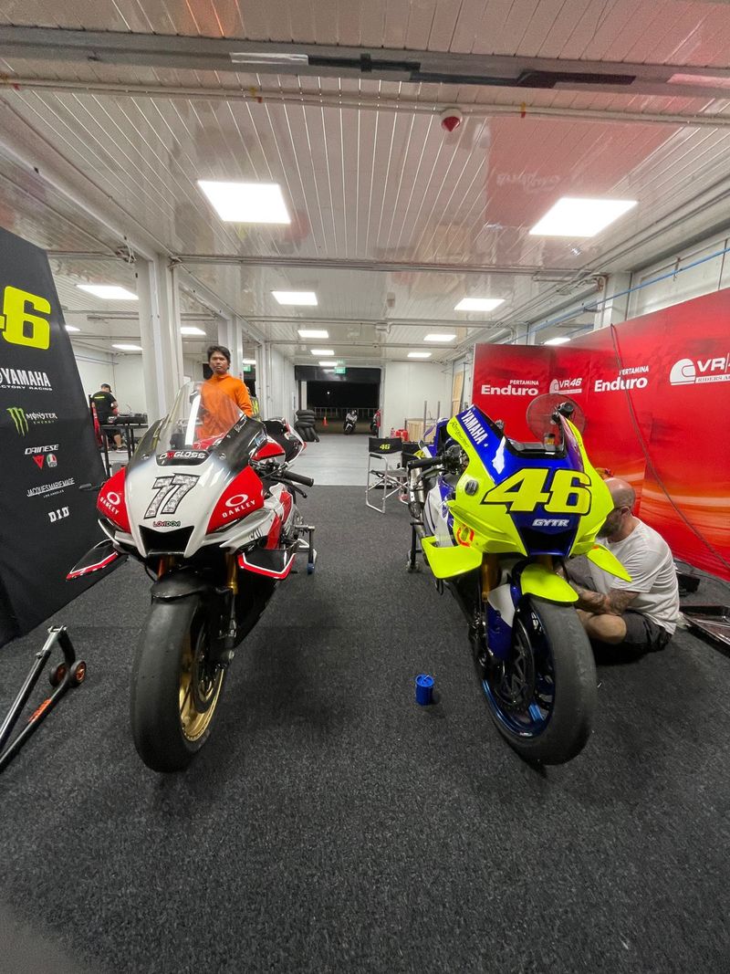 Ada Yamaha R1 Merah Samping Motor Rossi di Sirkuit Mandalika, Punya Siapa?