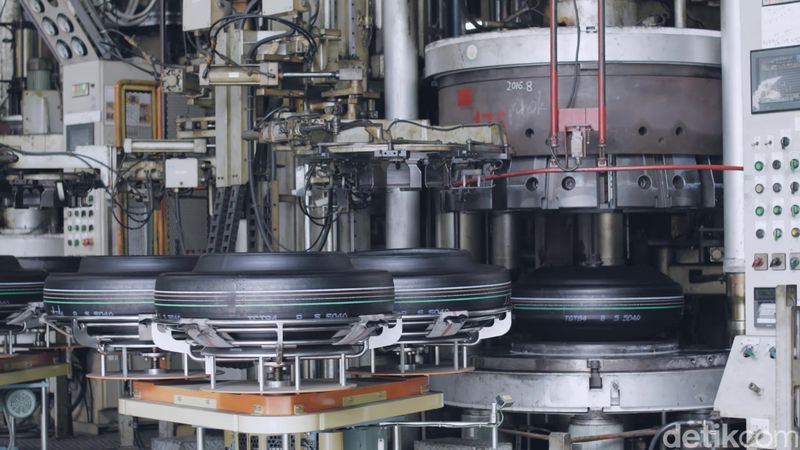 Intip Dapur Produksi Ban Mobil Bridgestone