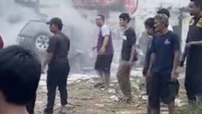 Duh! Mobil Terbakar Gara-gara Bocil Bakar Kertas