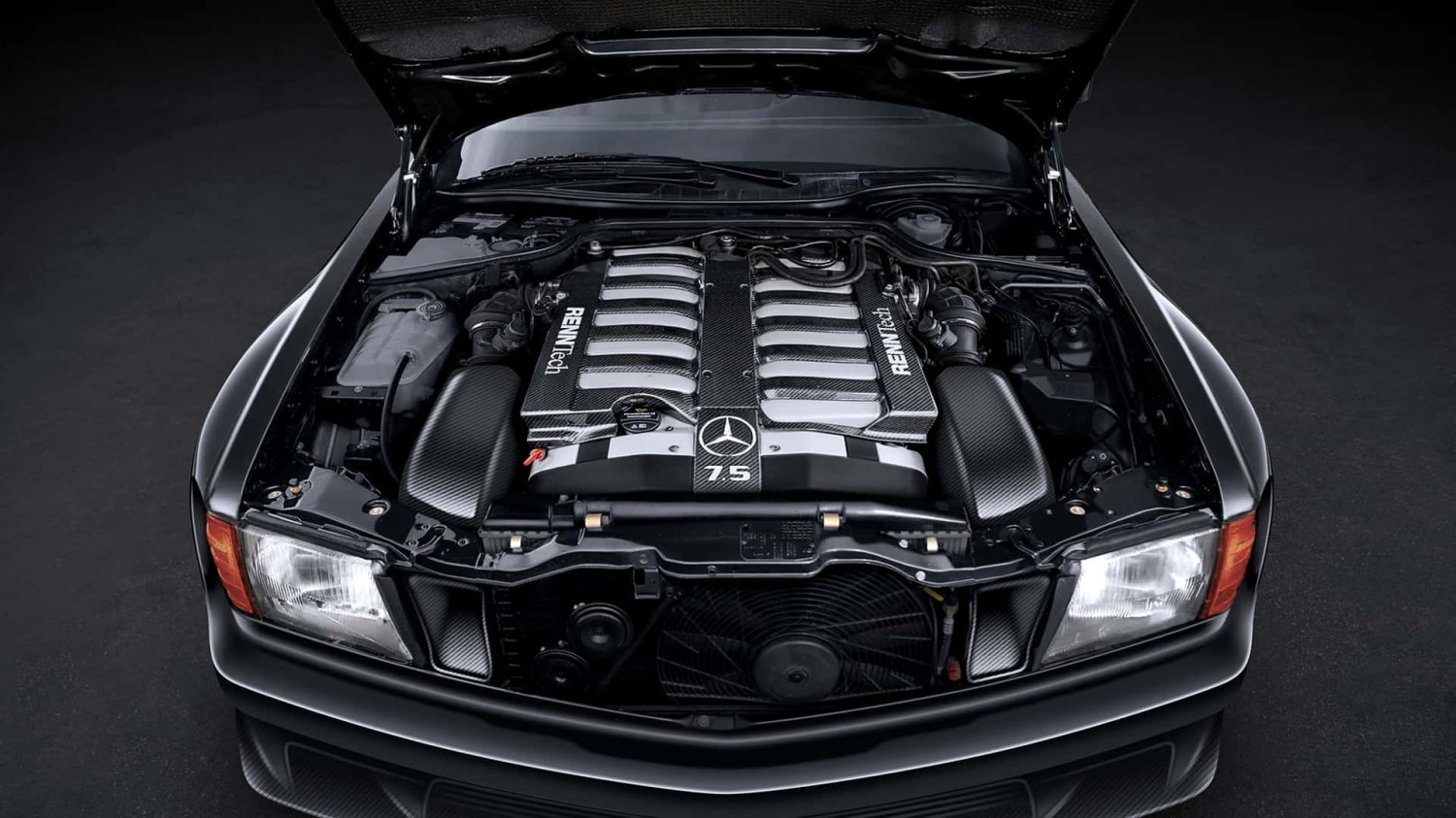 Cette Mercedes classique bénéficie d'une carrosserie large et un moteur V12