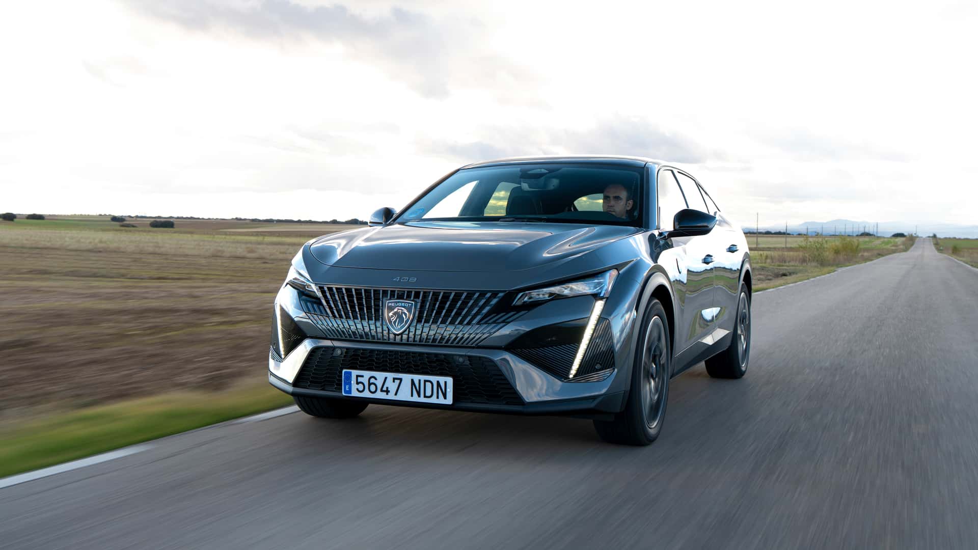 210 CV y 453 km de autonomía, para este crossover coupé de imagen deportiva