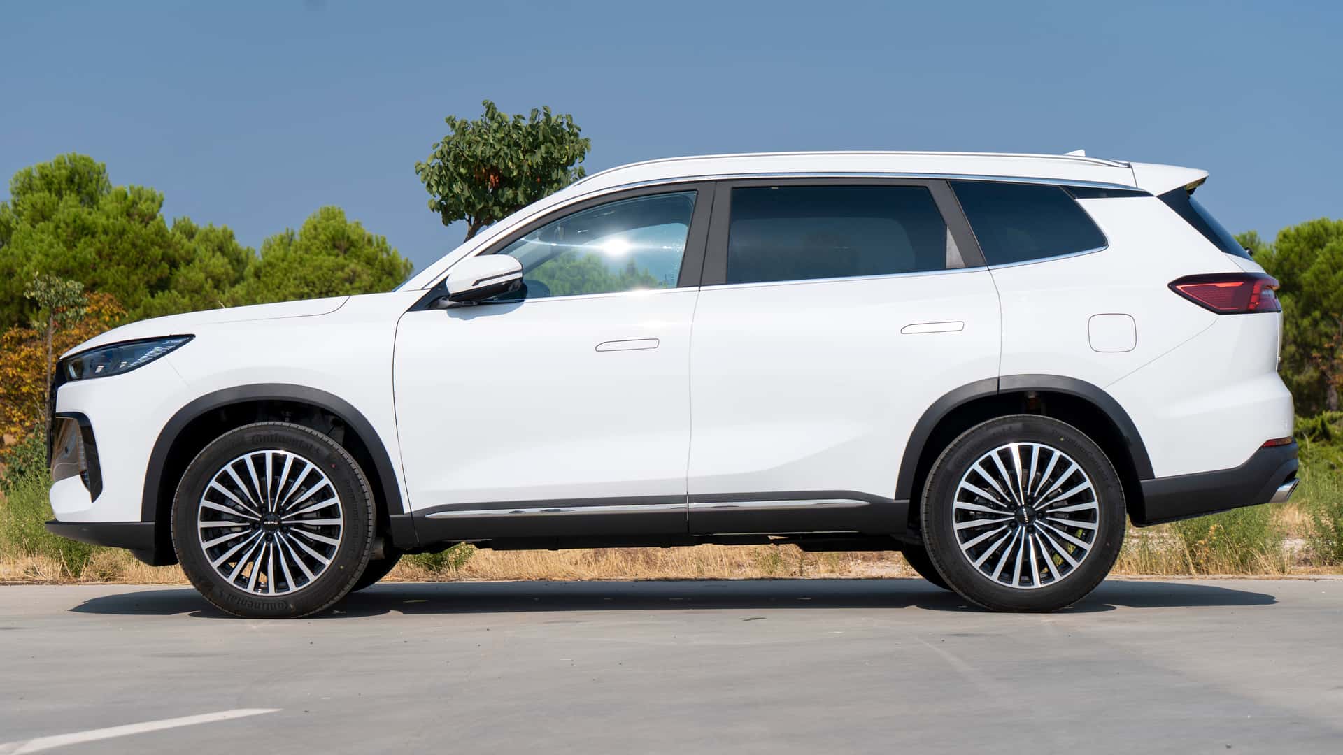 EBRO s800 con motor de gasolina: lo que nos gusta (y no) del SUV de 147 CV y 7 plazas