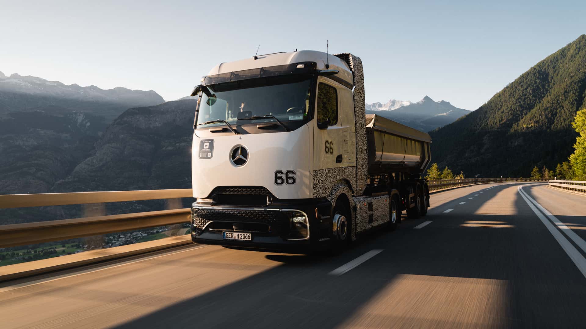 Camion Mercedes GenH2 : essais estivaux dans les Alpes suisses