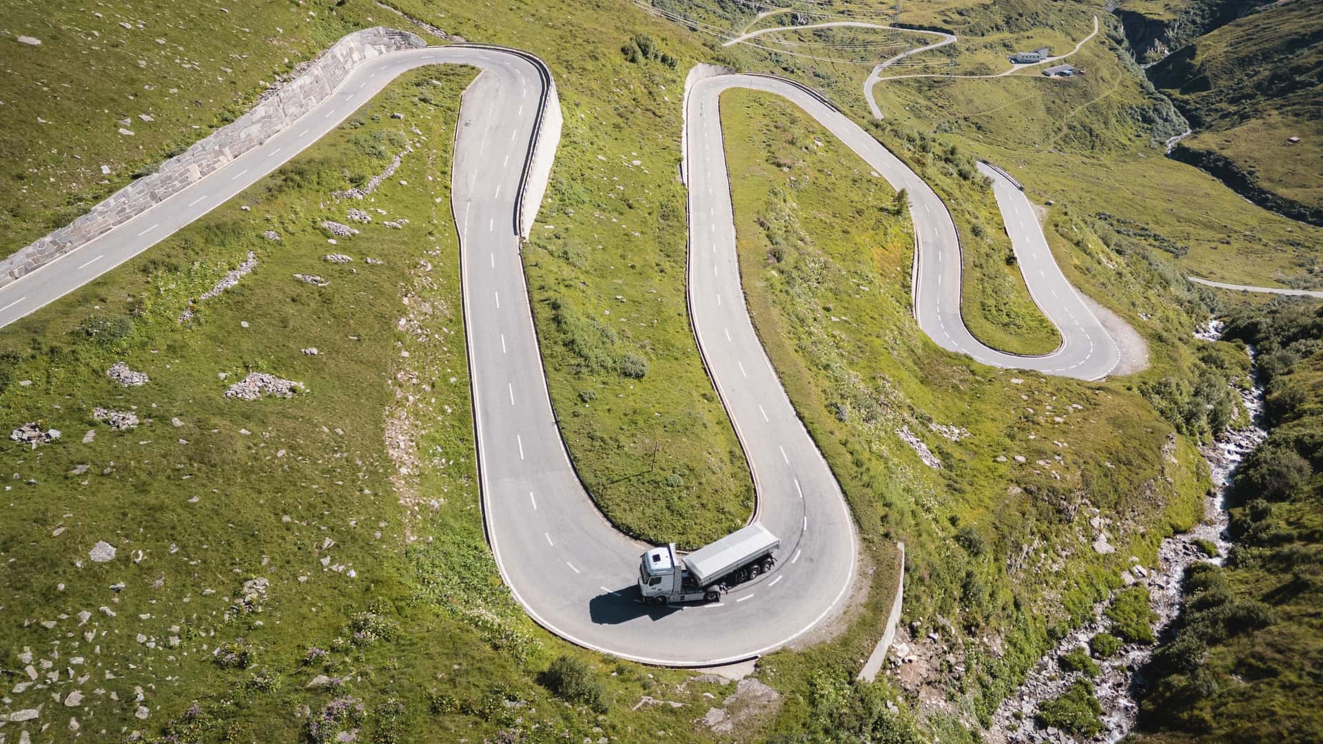 Camion Mercedes GenH2 : essais estivaux dans les Alpes suisses