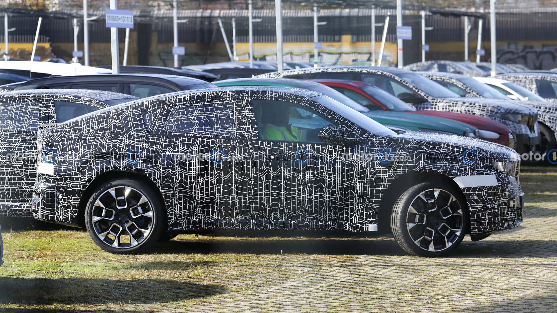 BMW iX4 (2026) erstmals als Erlkönig erwischt