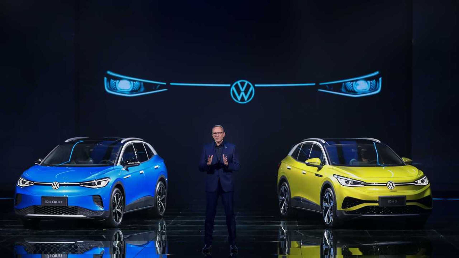 L'ID.4 CROZZ de FAW-Volkswagen (à gauche) et l'ID.4 X de SAIC Volkswagen (à droite)