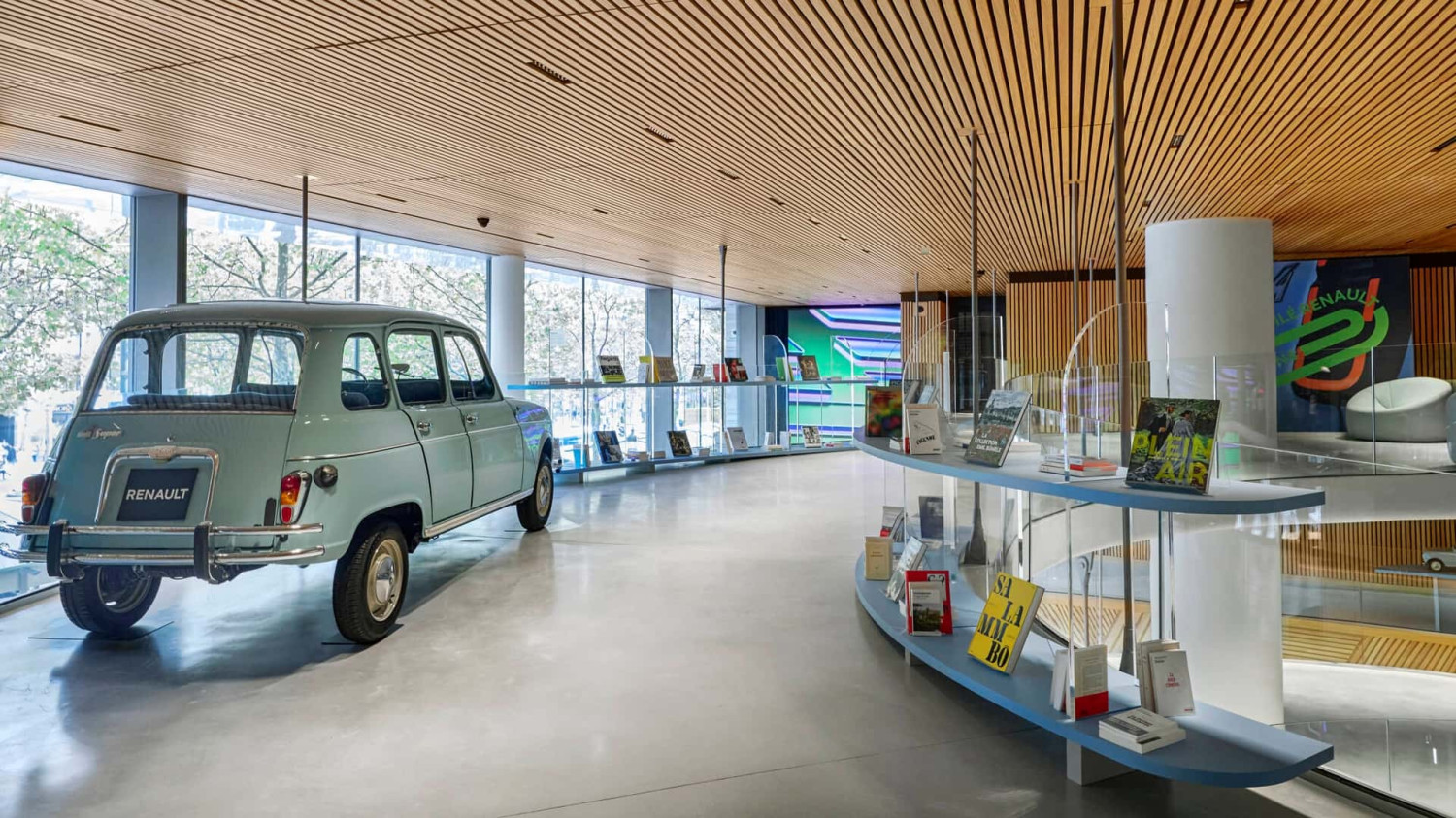 Renault rouvre son showroom des Champs-Élysées