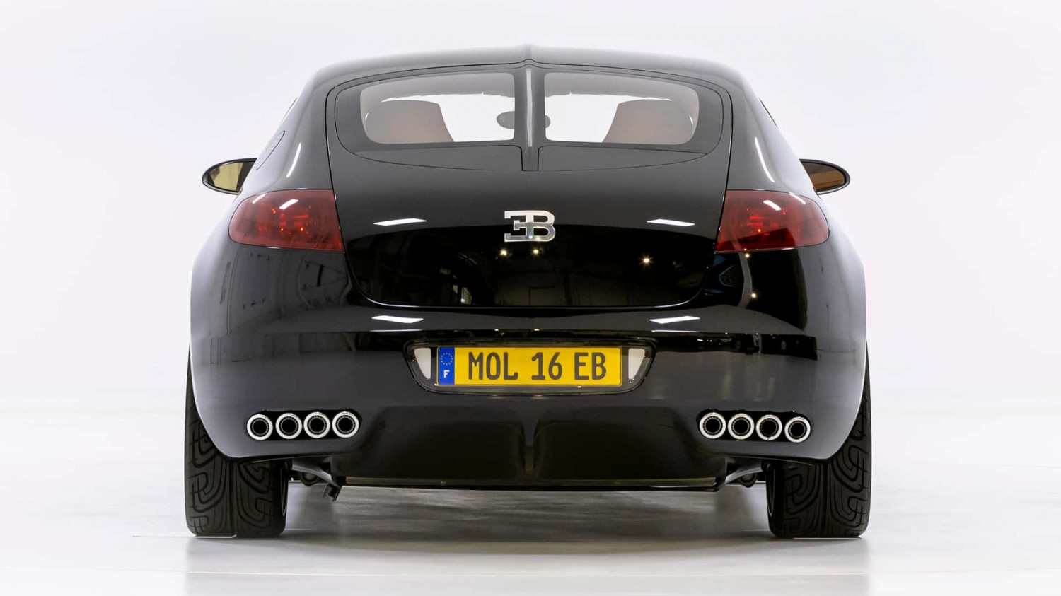 La berline oubliée de Bugatti réapparaît avec un moteur W16 compressé