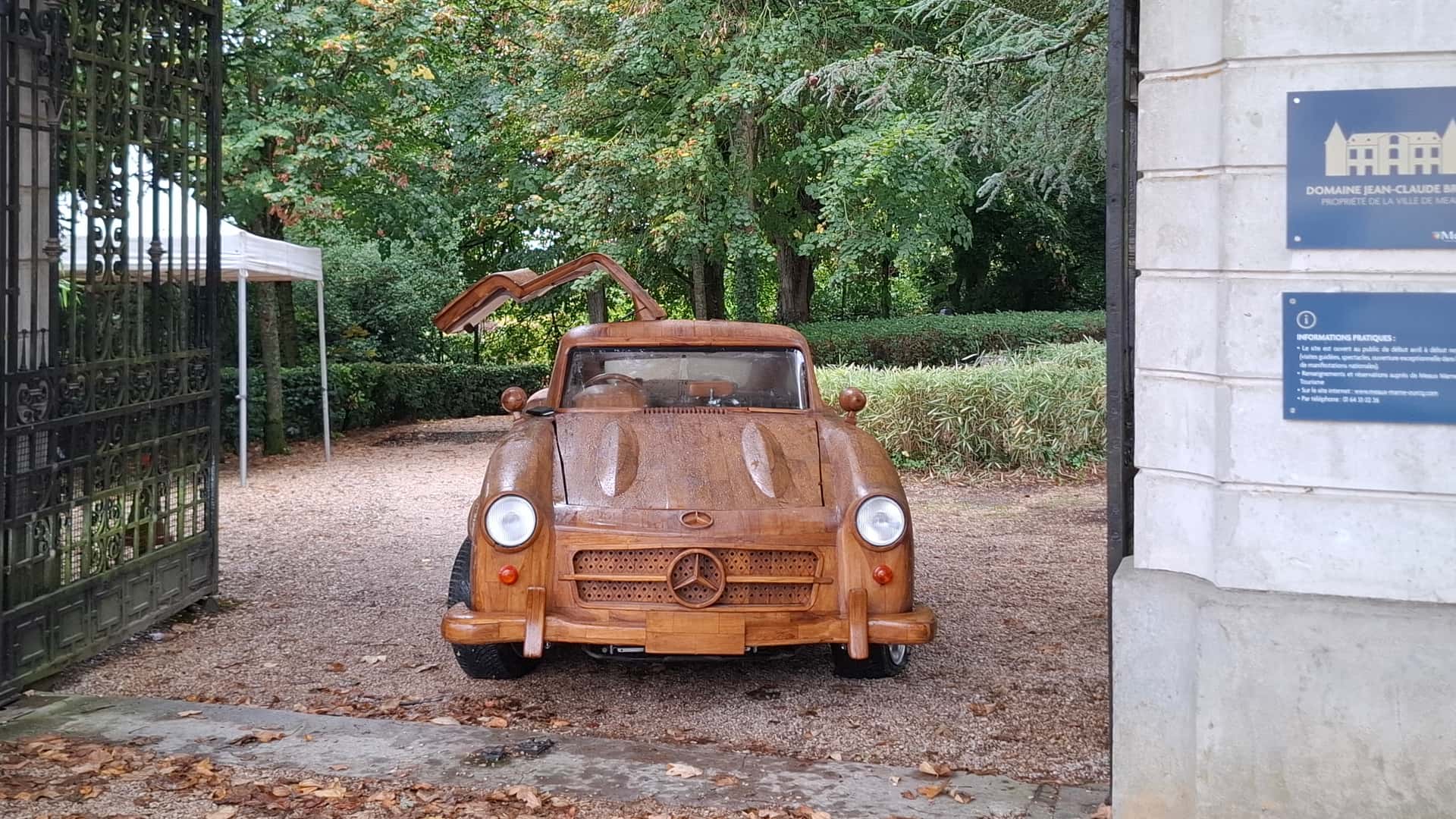 Une Mercedes 300E… en bois vendue aux enchères