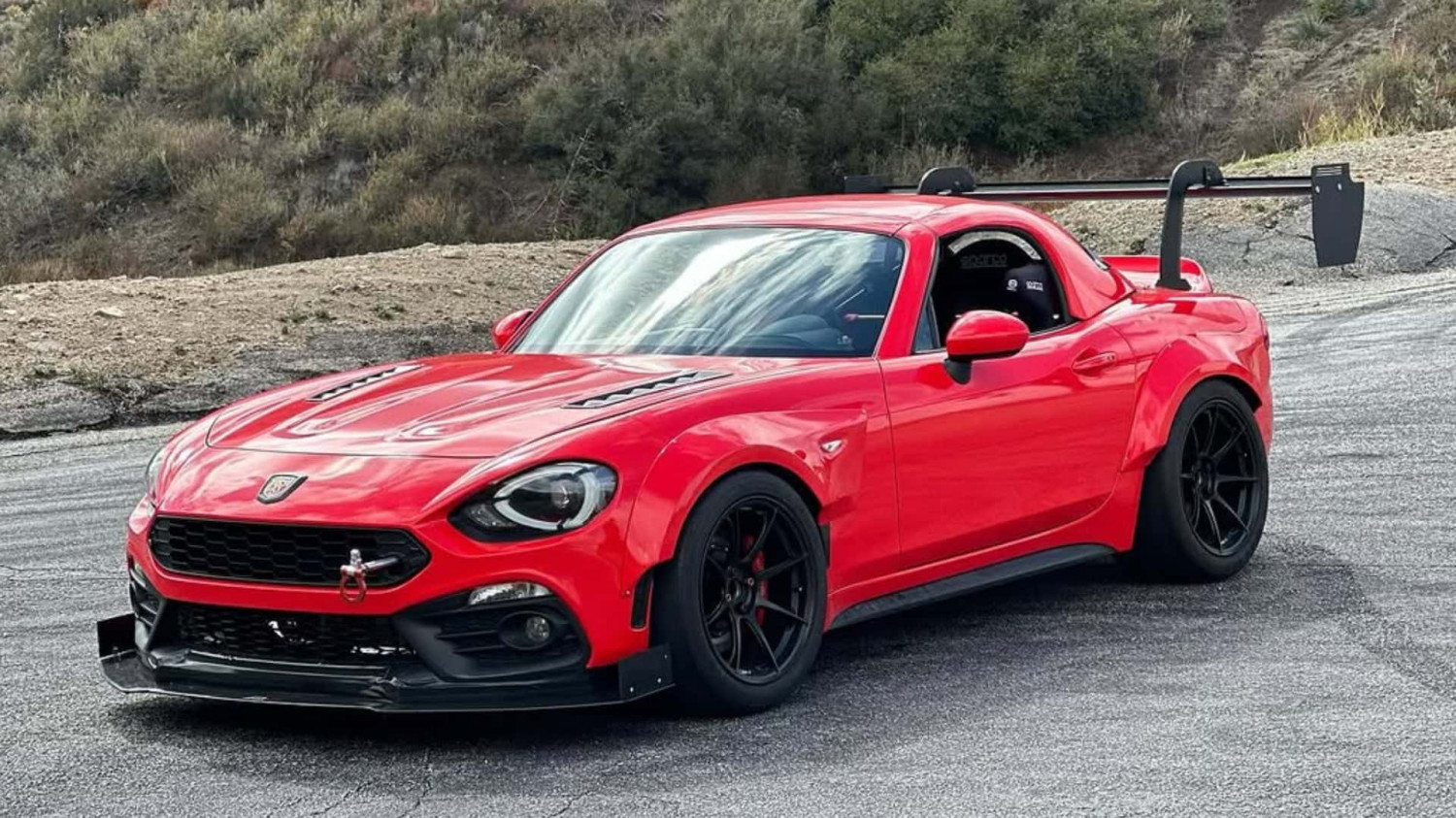 Dieser brachiale Fiat 124 Spider hat einen japanischen Hochdrehzahl-Motor