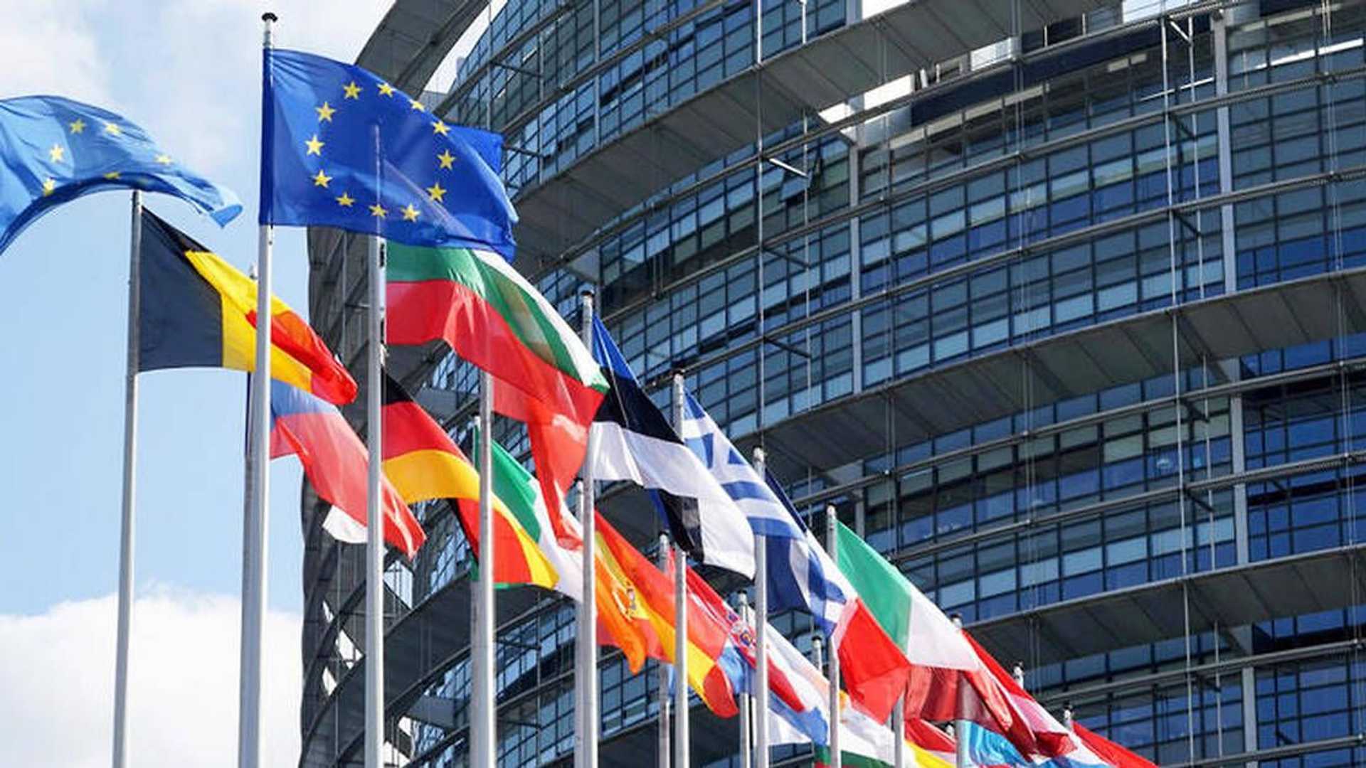 Officiel : l’UE renonce au tout-électrique pour 2035