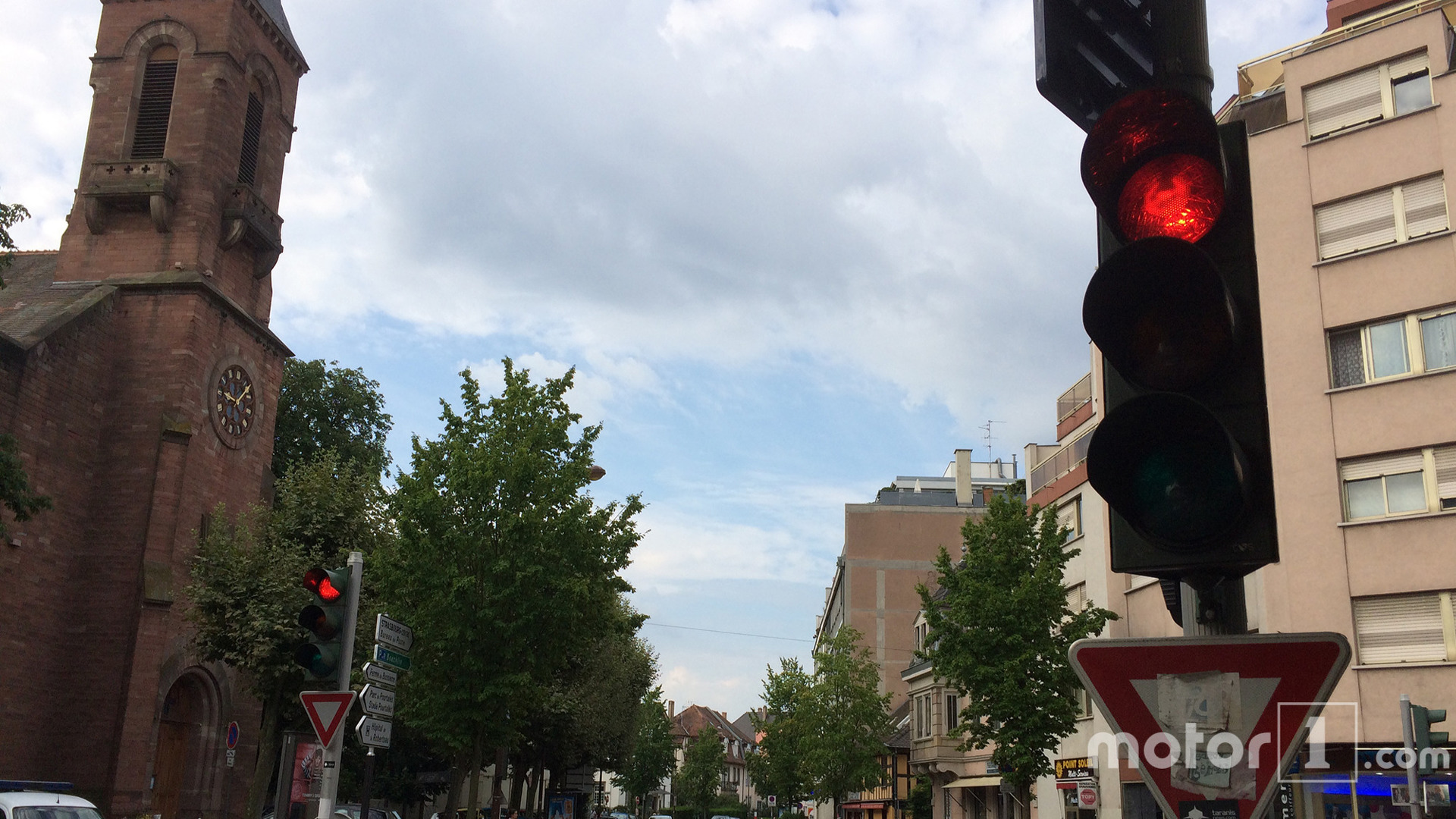 Louis Sarkozy propose de"supprimer les feux rouges, les lignes blanches, les panneaux de signalisation"