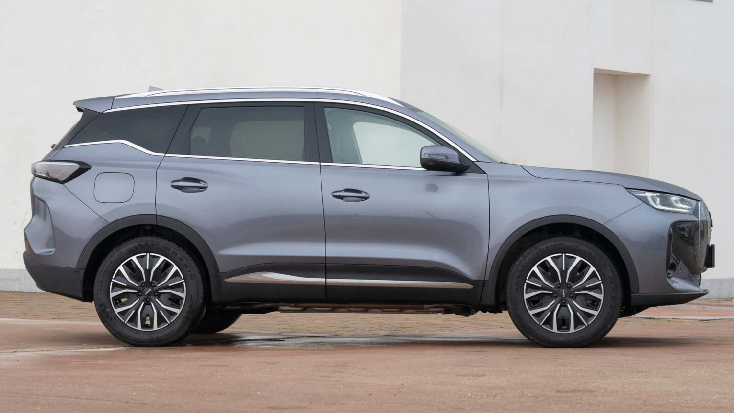 Desde 32.990 €, PHEV con 279 CV y 90 km eléctricos. Así es la oferta del Ebro s700