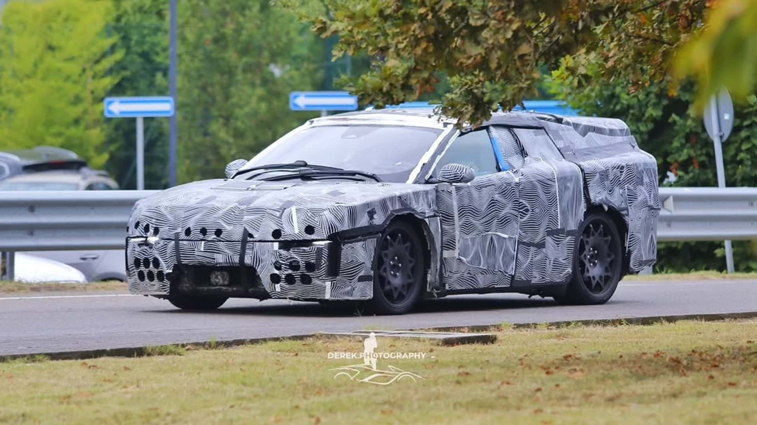 La Ferrari électrique se cache sous un camouflage un peu particulier