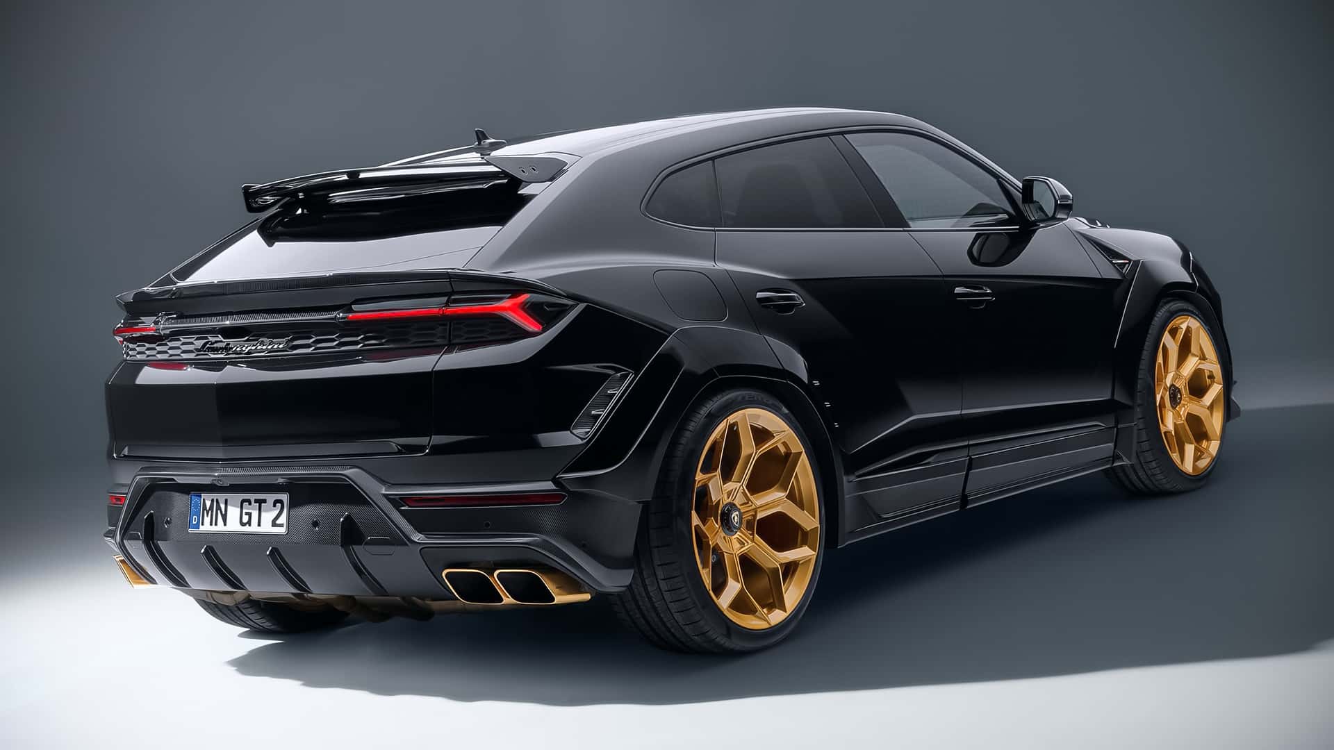 Un Lamborghini Urus SE avec un nouveau kit de carrosserie élargi