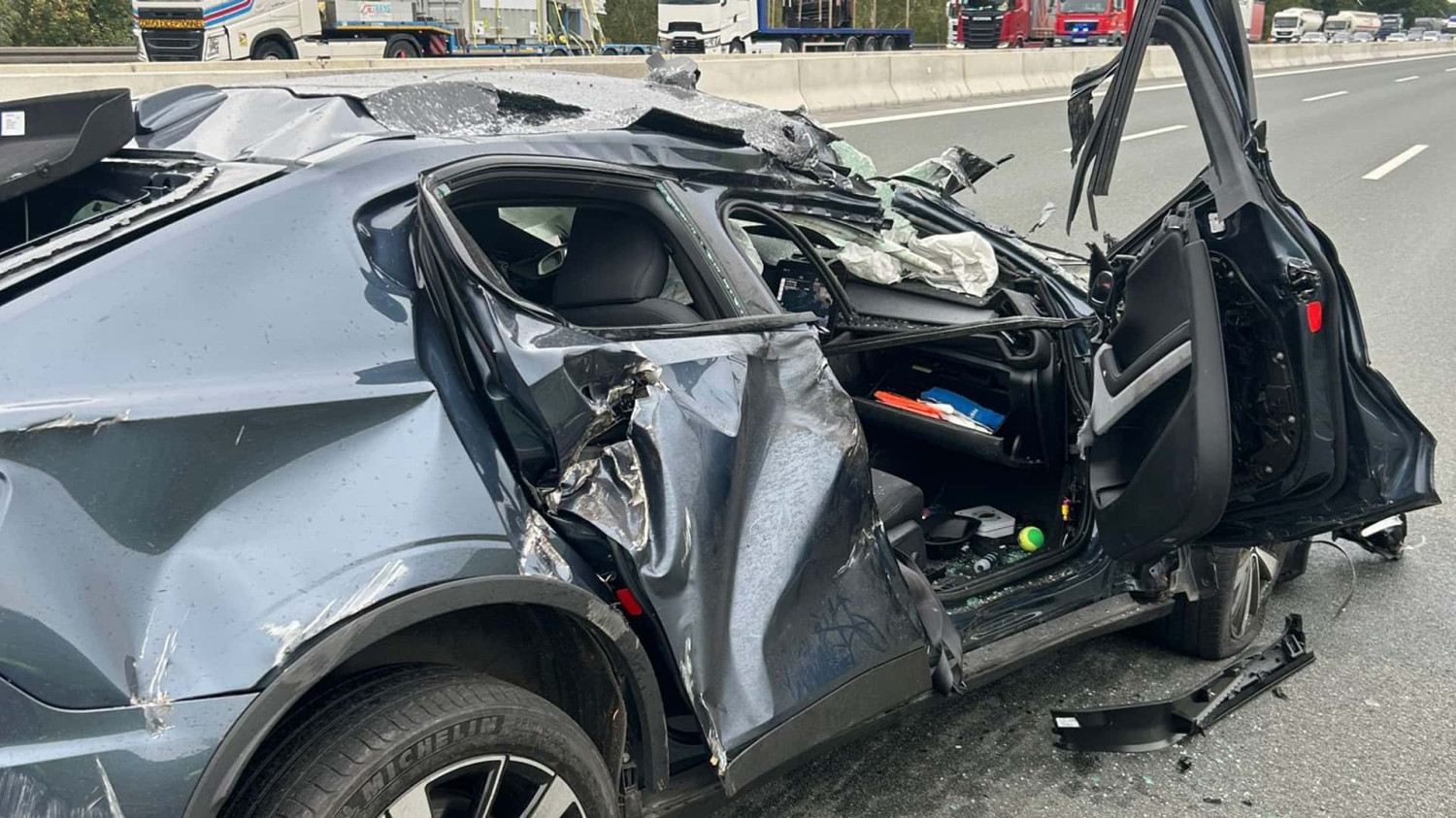 Das wird teuer: Ferrari 12Cilindri rammt Polestar und Lkw