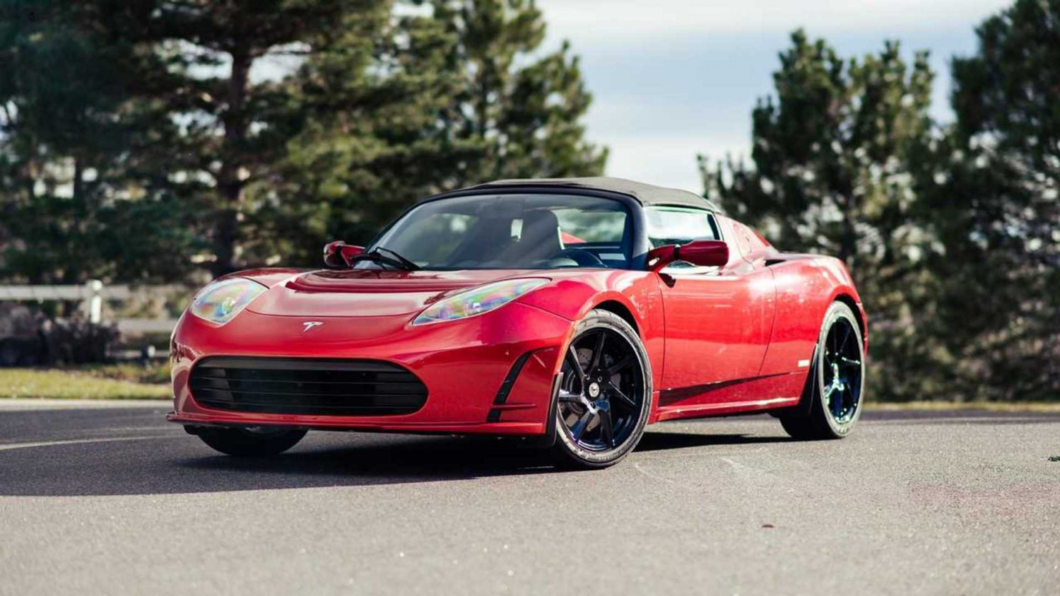 Tesla dépose le logo de la Roadster