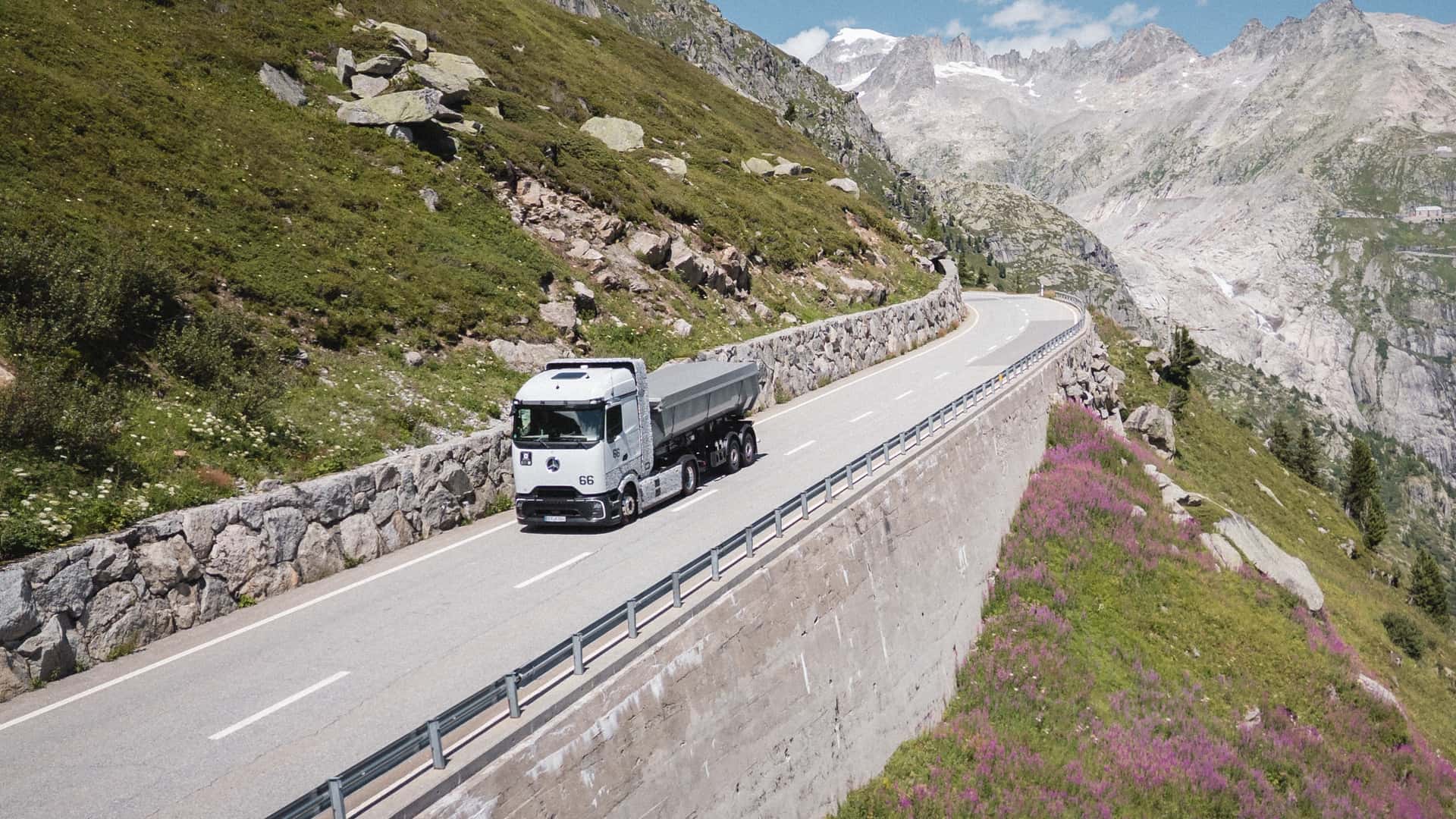 Camion Mercedes GenH2 : essais estivaux dans les Alpes suisses